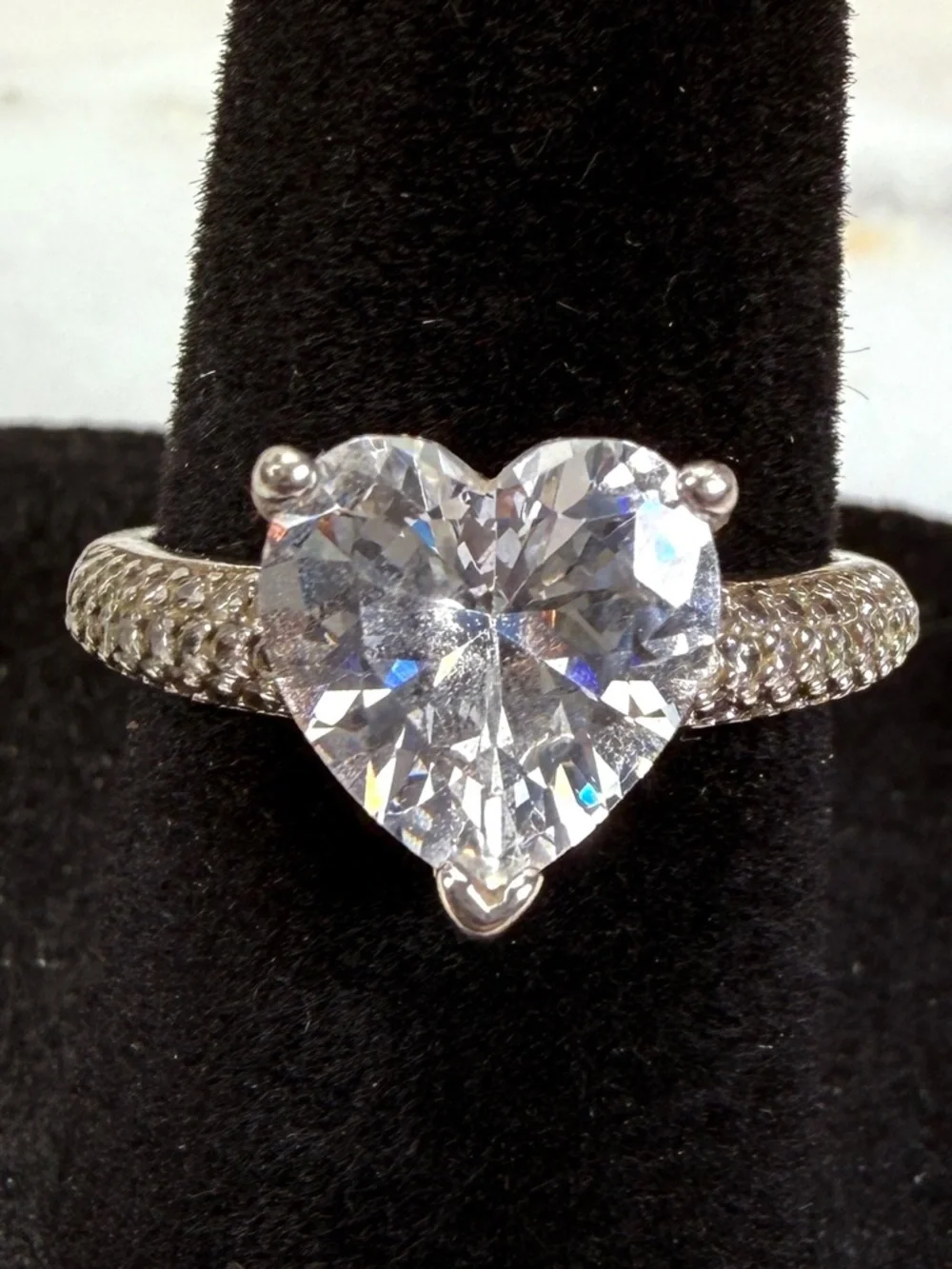 Beautiful vintage size 6, aged silvertone, heart shaped bling ring